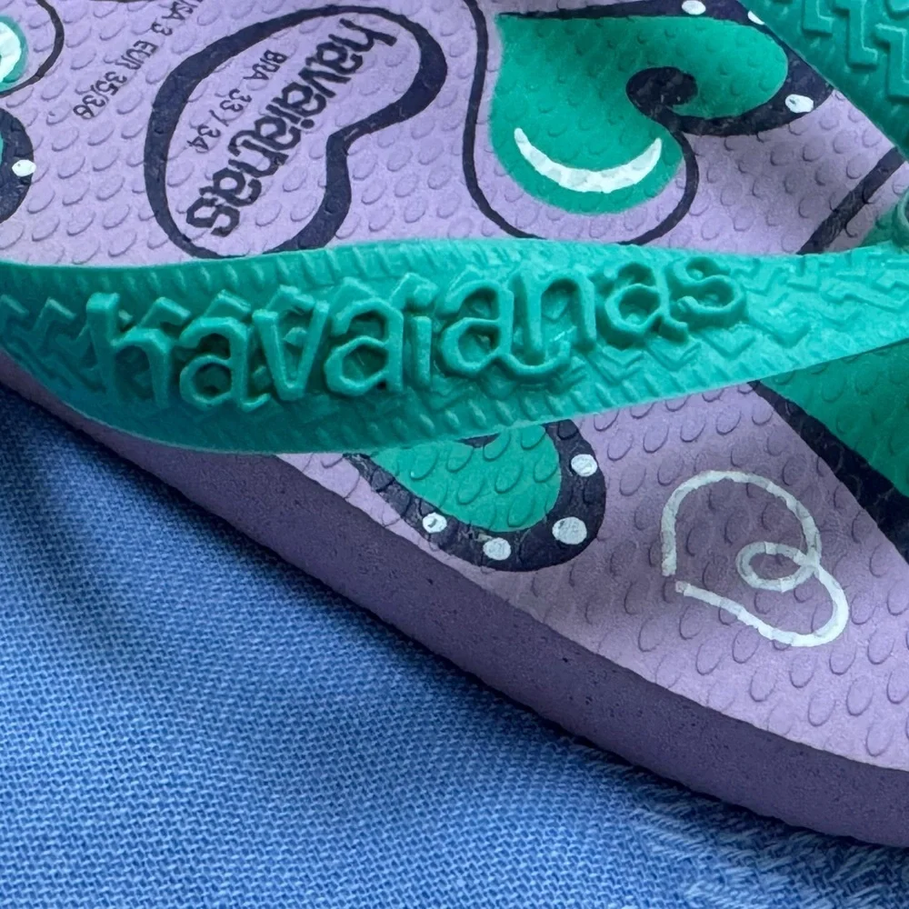 NEW UNWORN HAVAIANAS IN DARLING PURPLE/GREEN PRINT-3/4 YR
